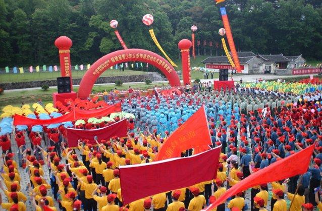 突发!2名游客贸然进入昆明轿子山冰湖,不料冰面突然碎裂……
